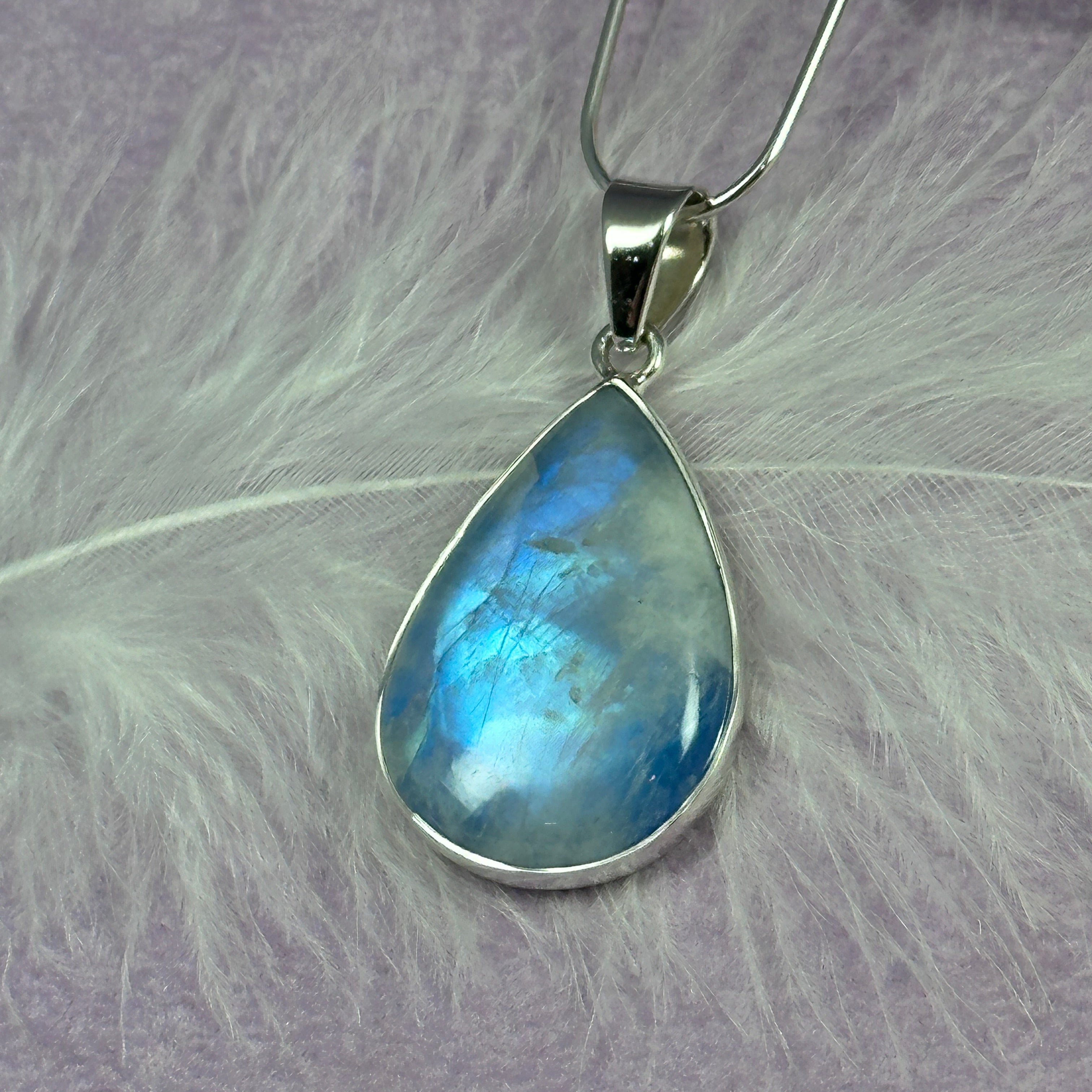925 Silver blue backed Rainbow Moonstone crystal pendant 8.0g SN56098