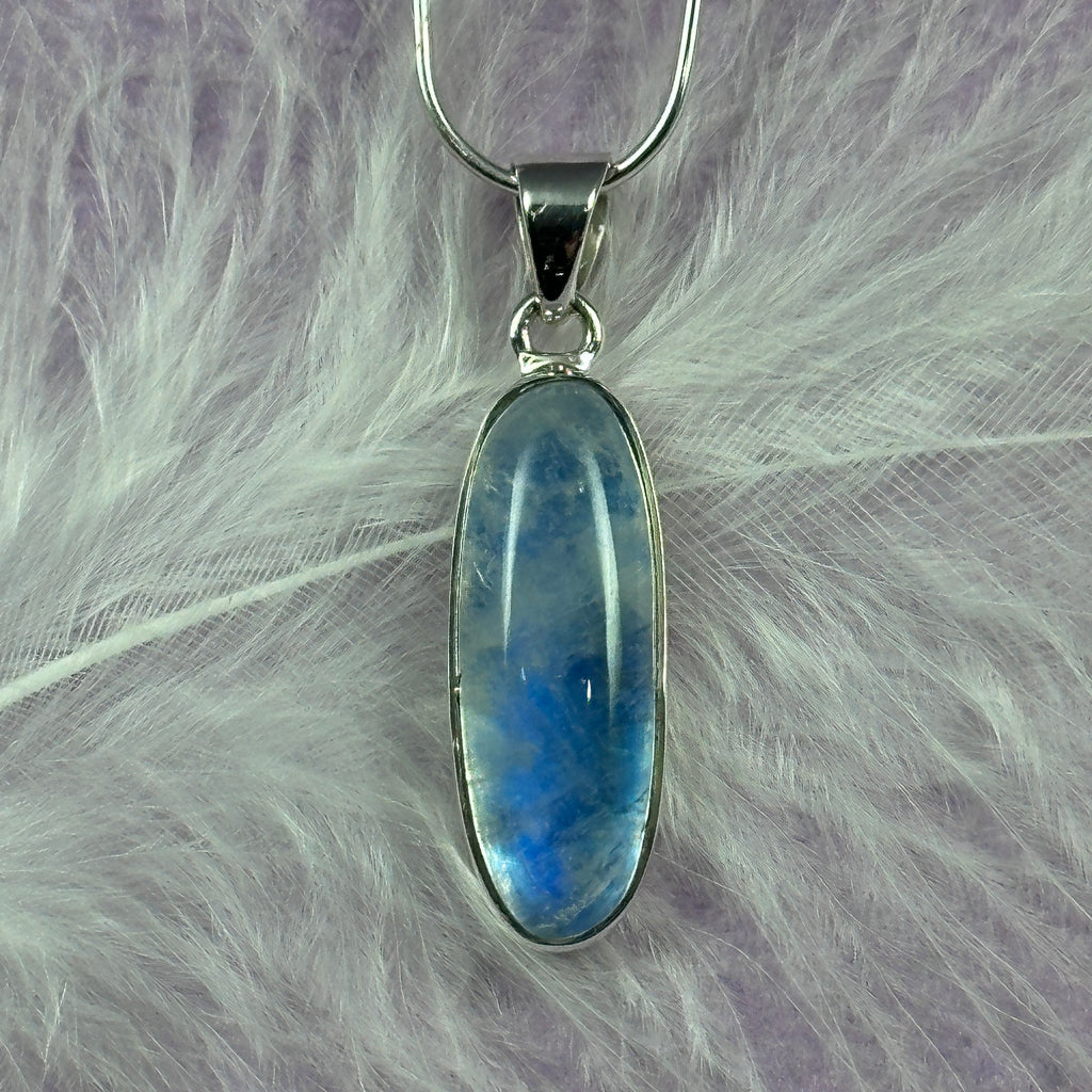 925 Silver blue backed Rainbow Moonstone crystal pendant 4.4g SN56099