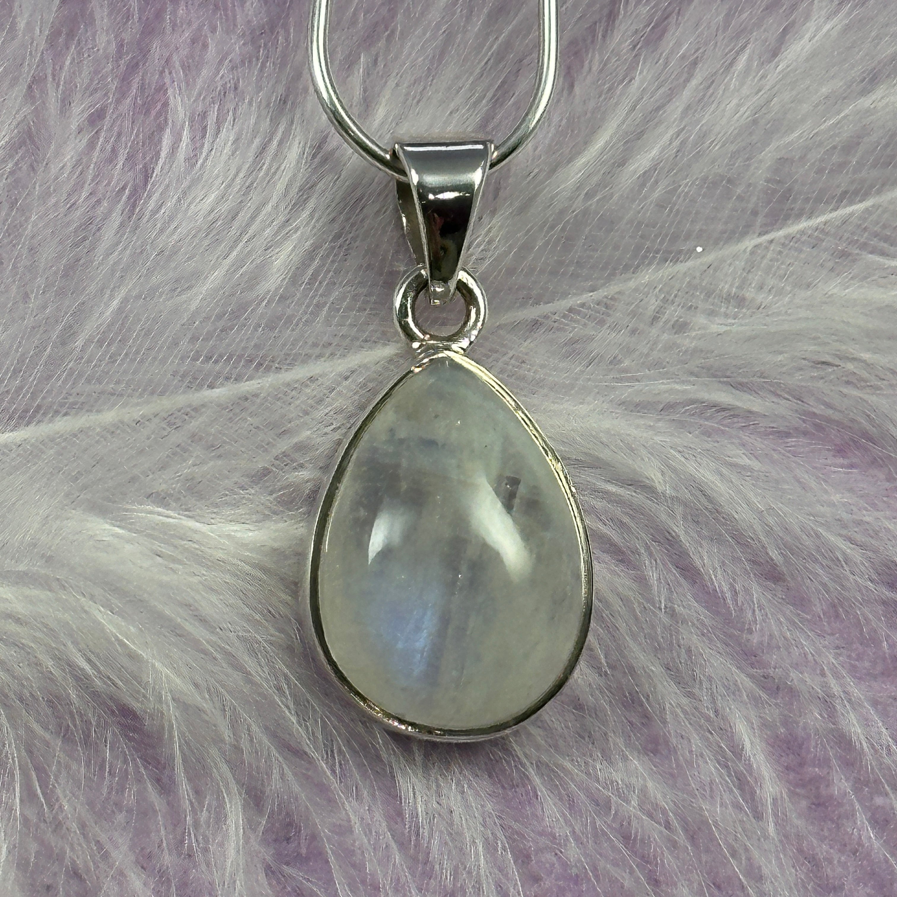 Small 925 Silver Rainbow Moonstone crystal pendant 3.3g SN52911