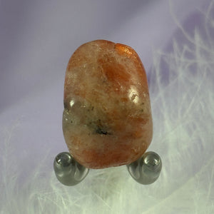 Sunstone crystal tumble stone, great flashes 10.7g SN44050