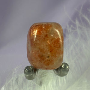 Sunstone crystal tumble stone, great flashes 10.7g SN44050